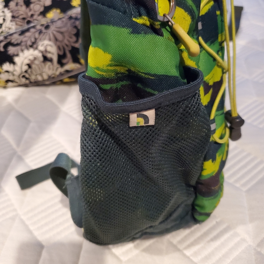 Kids North face happy camper small backpack bungee front and 2 side mesh pockets - Picture 4 of 14